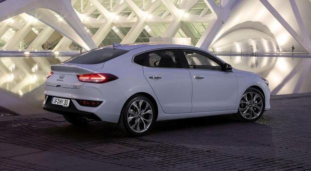Hyundai-i30-Fastback 1.jpg
