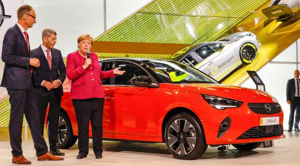 Opel-IAA-Frankfurt-Angela-Merkel.jpg