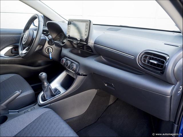 yaris 1.0 04.jpg