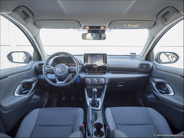 yaris 1.0 05.jpg