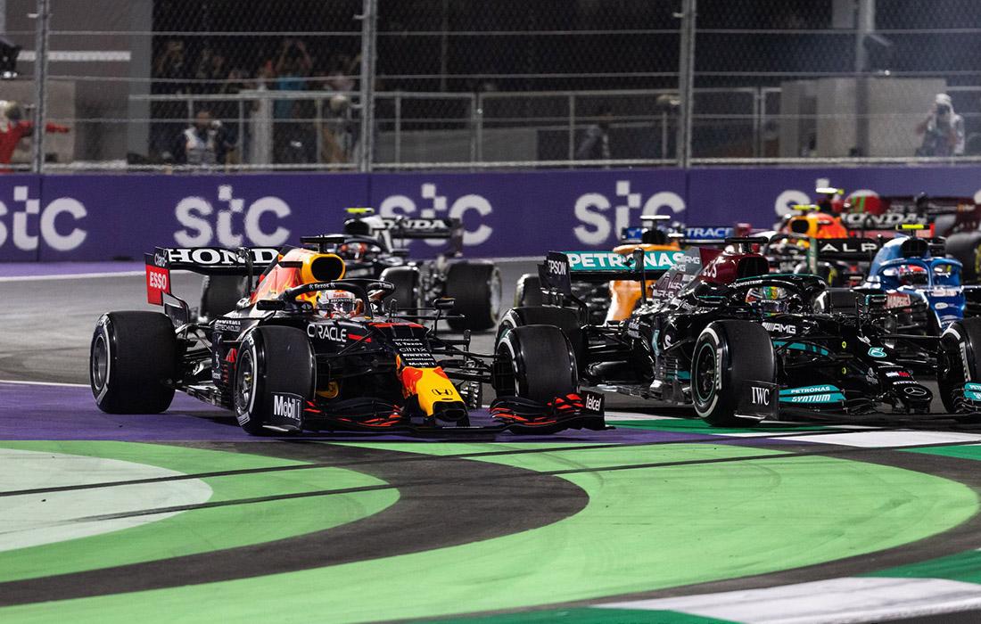 verstappen_hamilton_sa_gp_2021_restart.jpg.eaf9149e0a45a68745dc52405130f345.jpg (1100×700)