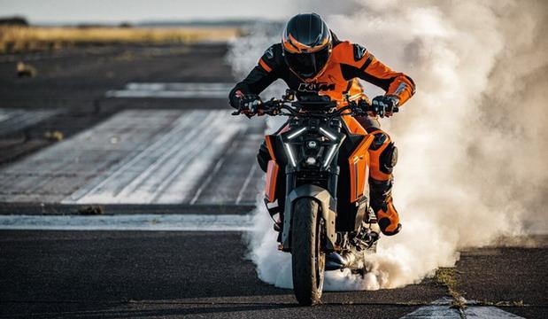 KTM-1390-SUPER-DUKE-R 02.jpg