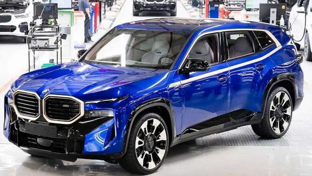 bmw xm plavi.jpg